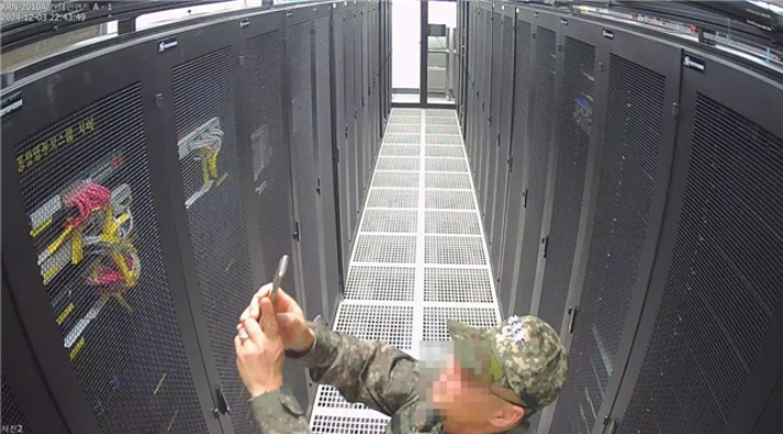 계엄군이 지난 3일 22시 43분 49초 사전선거명부 관리 시스템 서버 사진을 촬영하던 모습이 CC(폐쇄회로)TV에 포착됐다. 국회 행정안전위원회 야3당 의원들 제공
