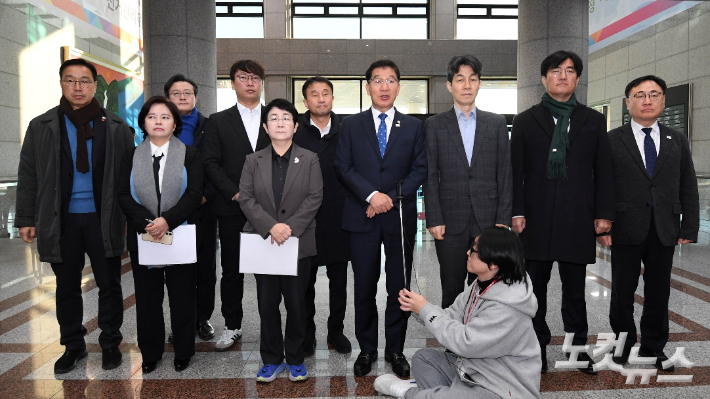 윤석열 대통령이 대국민 담화를 통해 국방부 장관에게 선거관리위원회 전산시스템 점검을 지시했다고 밝힌 12일 오전 경기 과천 중앙선거관리위원회를 방문한 국회 신정훈 국회 행정안전위원회 위원장를 비롯한 야당 의원들이 계엄군의 선관위 침탈 관련 상황 조사 전 입장을 밝히고 있다. 황진환 기자