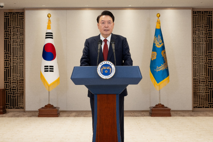 윤석열 대통령이 12일 용산 대통령실에서 대국민 담화를 하고 있다. 연합뉴스
