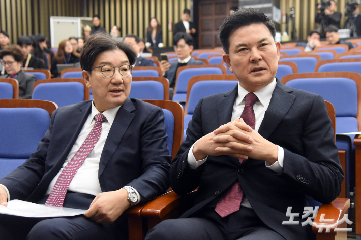 12일 서울 여의도 국회에서 열린 국민의힘 원내대표 선출을 위한 의원총회에서 후보자로 나선 권성동 의원과 김태호 의원(오른쪽)이 대화를 하고 있다. 윤창원 기자