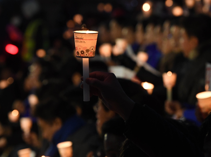지난 4일 오후 국회 본청 앞에서 열린 '윤석열 대통령 사퇴촉구·탄핵추진 범국민 촛불문화제' 참석자들이 구호를 외치고 있다. 황진환 기자