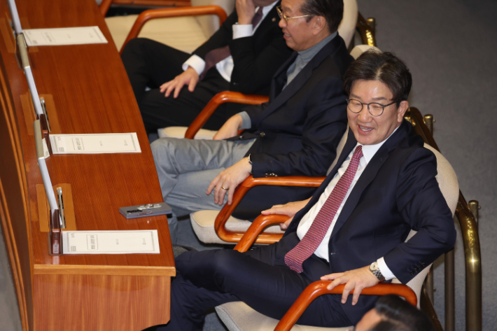 국민의힘 새 원내대표에 선출된 권성동 의원이 12일 오후 국회 본회의에 참석해 있다. 연합뉴스