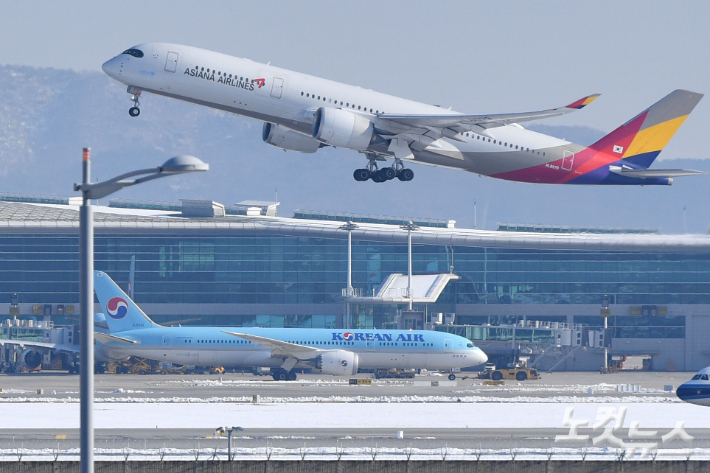 인천국제공항 계류장 내 대한항공과 아시아나항공 여객기의 모습이 보이고 있다. 류영주 기자