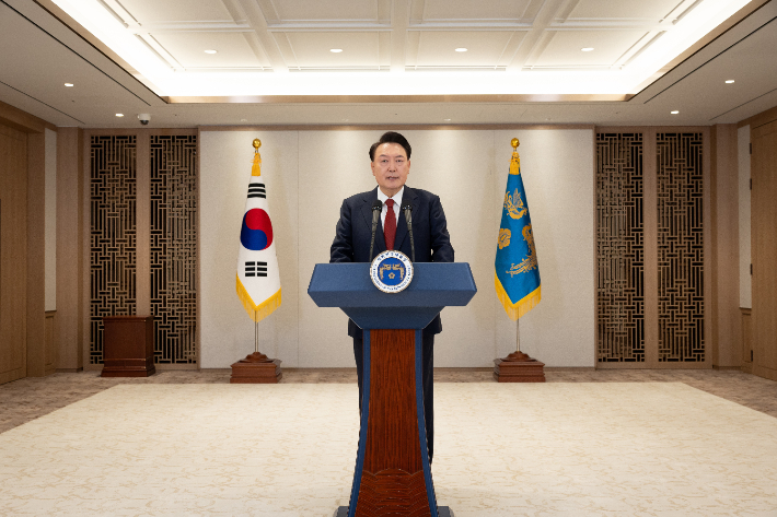 윤석열 대통령이 12일 용산 대통령실에서 대국민 담화를 하고 있다. 대통령실 제공
