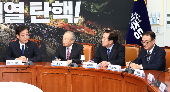 더불어민주당 이재명 대표가 12일 오후 국회에서 열린 경제단체 긴급 간담회에서 김기문 중소기업중앙회장, 손경식 경총회장, 송치영 소상공인연합회장과 대화를 나누고 있다. 연합뉴스