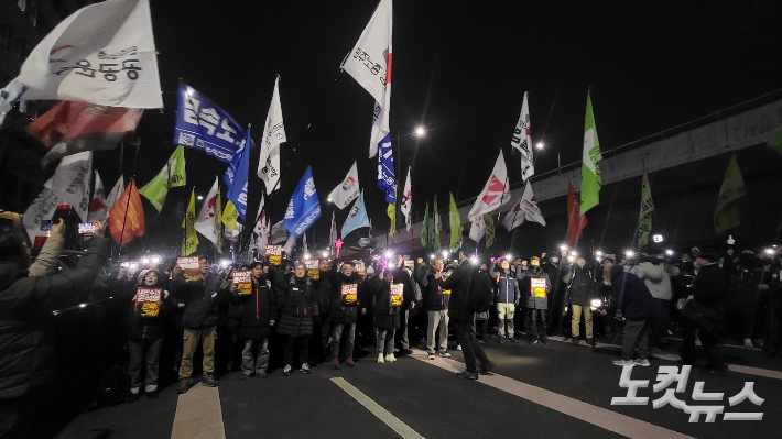 시위대가 12일 오후 서울 용산구 한남동에 있는 윤석열 대통령의 관저 인근에서 집회를 열고 있다. 주보배 기자