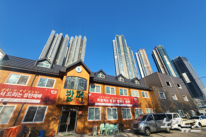 서울 동대문구에 위치한 밥퍼나눔운동본부. 최일도 목사는 "선진국에 가보면 하나같이 고층 빌딩 바로 옆엔 밥퍼와 같은 사회적 약자를 위한 복지시설이 있다"며 "소외이웃을 쫓아내려고 할 것이 아니라 사회 구성원으로 끌어 안아야 한다"고 강조했다. 