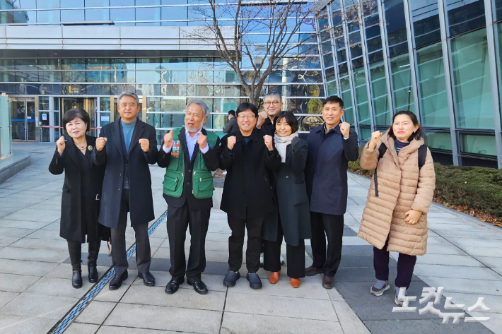 승소 판결 후 기뻐하고 있는 다일공동체 관계자와 최일도 목사. 이번 소송은 법무법인 태평양이 무료변론에 나섰다.