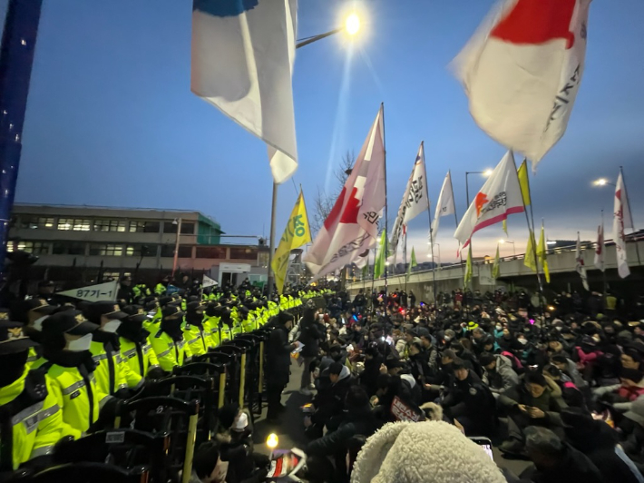 민주노총·윤석열 퇴진 비상행동 집회 참가자들이 서울 용산구 한남동 대통령 관저 입구에서 윤석열 대통령 탄핵, 국민의힘 해체를 촉구하며 경찰과 대치하고 있다. 연합뉴스