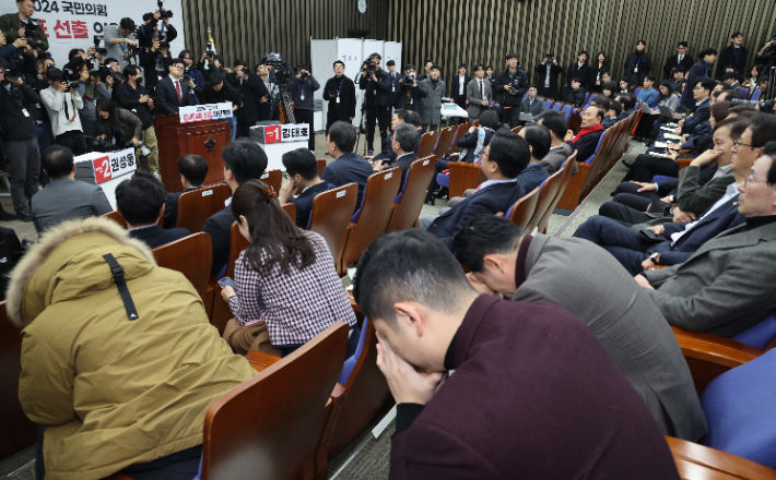 친윤-친한 갈등 폭발한 의총장     (서울=연합뉴스) 김주성 기자 = 12일 오전 서울 여의도 국회에서 열린 국민의힘 원내대표 선출을 위한 의원총회.     윤석열 대통령의 담화를 비판한 한동훈 대표에 대한 친윤 의원들의 강한 항의가 이어지자 친한계인 장동혁 의원과 탄핵 찬성 입장을 밝힌 김재섭 의원 등이 머리를 숙인 채 괴로워 하고 있다. 2024.12.12     utzza@yna.co.kr (끝)   <저작권자(c) 연합뉴스, 무단 전재-재배포, AI 학습 및 활용 금지> 연합뉴스