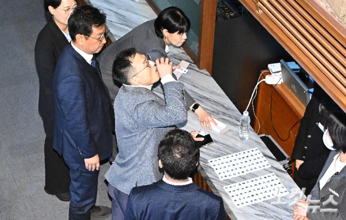 국민의힘 김상욱 의원이 7일 서울 여의도 국회에서 열린 제418회국회(정기회) 제17차 본회의에서 윤석열 대통령 탄핵소추안 투표를 하기 전 물을 마시고 있다. 박종민 기자