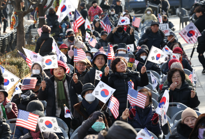 전국안보시민단체총연합회, 탄핵 반대 집회      (서울=연합뉴스) 김성민 기자 = 전국안보시민단체총연합회가 12일 서울 종로구 동화면세점 인근에서 연 탄핵 반대 이재명 구속 집회에서 참가자들이 태극기를 흔들고 있다. 2024.12.12     ksm7976@yna.co.kr (끝)   <저작권자(c) 연합뉴스, 무단 전재-재배포, AI 학습 및 활용 금지> 연합뉴스