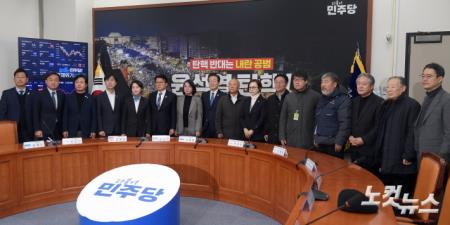 13일 서울 여의도 국회에서 열린 야5당·윤석열즉각퇴진·사회대개혁 비상행동 연석회의에서 더불어민주당 이재명 대표, 기본소득당 용혜인 대표, 사회민주당 한창민 대표, 진보당 김재연 상임대표, 조국혁신당 황운하 원내대표, 박석운 윤석열즉각퇴진사회대개혁 비상행동 위원장 등 참석자들이 기념촬영을 하고 있다.