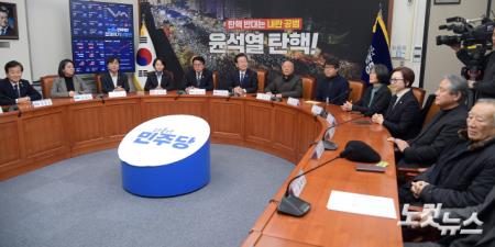 13일 서울 여의도 국회에서 야5당·윤석열즉각·퇴진사회대개혁 비상행동 연석회의가 더불어민주당 이재명 대표, 기본소득당 용혜인 대표, 사회민주당 한창민 대표, 진보당 김재연 상임대표, 조국혁신당 황운하 원내대표, 박석운 윤석열즉각퇴진사회대개혁 비상행동 위원장 등이 참석한 가운데 열리고 있다.