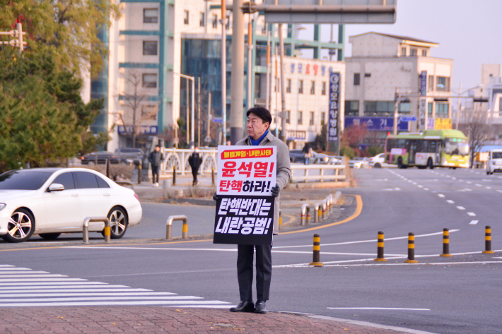 우범기 전주시장이 13일 아침 전주 서신동 롯데백화점 인근에서 윤석열 대통령 탄핵을 촉구하는 1인 시위를 하고 있다. 전주시 제공