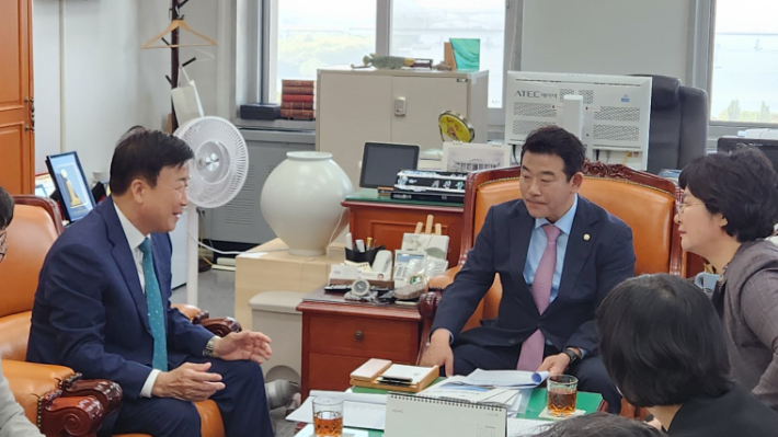 정기명 여수시장이 국회를 방문해 주요 현안 사업을 설명하며 국비 증액을 요청하고 있다. 여수시 제공