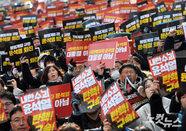 12일 오후 서울 중구 세종대로에서 열린 '내란주범 윤석열 즉각 탄핵·구속! 내란동조 국민의힘 해체! 노동자 시민대회' 참가자들이 구호를 외치고 있다. 황진환 기자