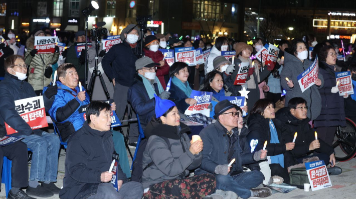 12일 저녁 6시 세종시 나성동 어반아트리움 앞 나무그늘 광장에서 펼쳐진 '내란수괴 윤석열 탄핵 가결 촉구 세종촛불문화제'. 민주당 세종시당 제공