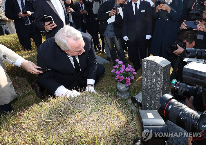 지난해 10월 30일 광주 북구 국립 5·18 민주묘지에서 국민의힘 인요한 혁신위원장이 5·18 묘지를 둘러보고 있다. 연합뉴스