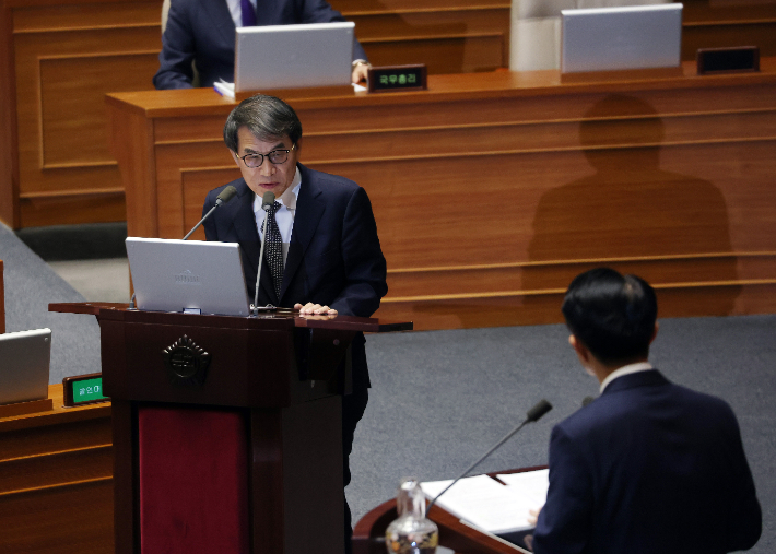 노태악 중앙선거관리위원장이 13일 오후 국회 본회의에서 열린 '윤석열 대통령 위헌적 비상계엄 선포 내란행위 관련 긴급현안질문'에서 답변하고 있다. 연합뉴스