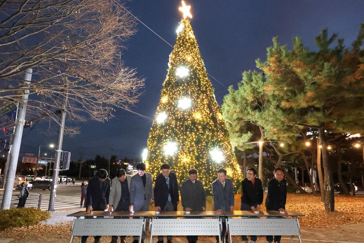 광양시 크리스마스트리 점등식 개최. 광양시 제공 