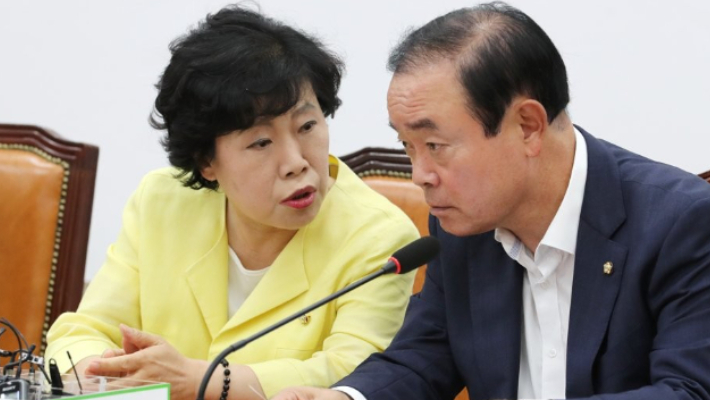 과거 민주평화당 조배숙 대표(왼쪽)와 장병완 원내대표가 지난 2018년 7월 23일 오전 국회에서 열린 최고위원-국회의원 연석회의에서 대화하는 모습. 연합뉴스