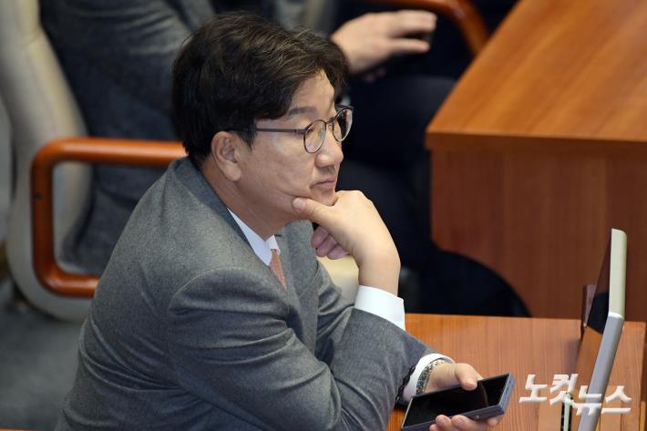 본회의 참석한 권성동 원내대표