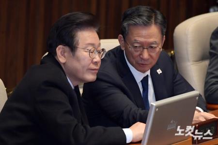 대화하는 이재명 대표-정성호 의원