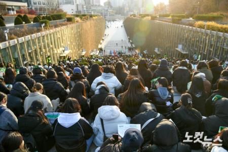 이화여대 ECC 야외계단에 모인 이화여대생들