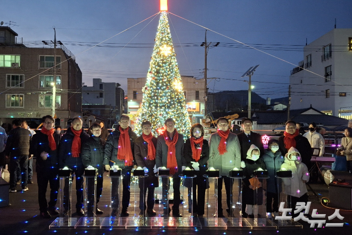 영덕군기독교연합회는 12일 영덕읍 덕곡천 인도교에서 '2024 영덕군 성탄트리 점등식'을 개최했다. 유상원 아나운서