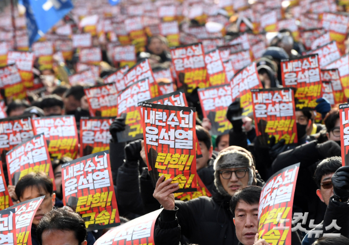 12일 오후 서울 중구 세종대로에서 열린 '내란주범 윤석열 즉각 탄핵·구속! 내란동조 국민의힘 해체! 노동자 시민대회' 참가자들이 구호를 외치고 있다. 황진환 기자