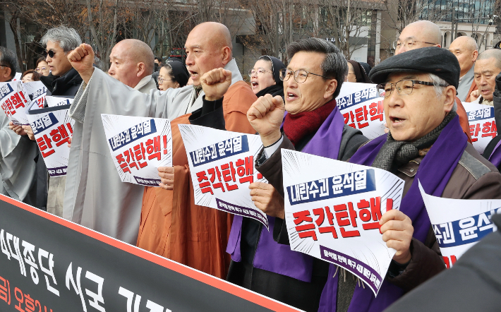 13일 오후 서울 광화문광장 이순신 동상 앞에서 4대 종단 종교인들이 윤석열 대통령 탄핵을 촉구하는 기자회견을 하고 있다. 연합뉴스.