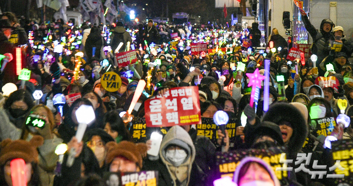 '12·3 내란사태'가 발생한 지 8일째인 11일 서울 여의도 국회 앞에서 많은 시민들이 윤석열 대통령 탄핵을 촉구하고 있다. 박종민 기자