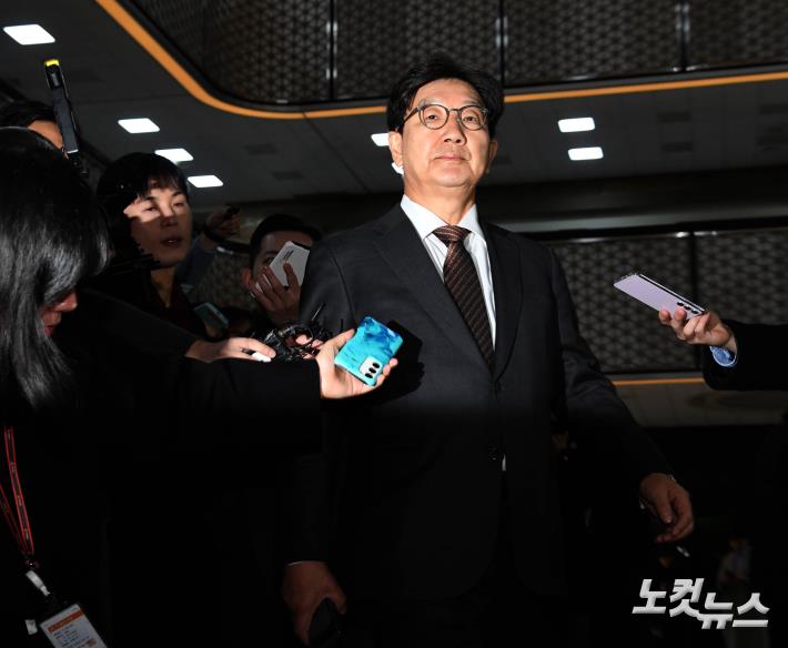 권성동 원내대표 의원총회 참석