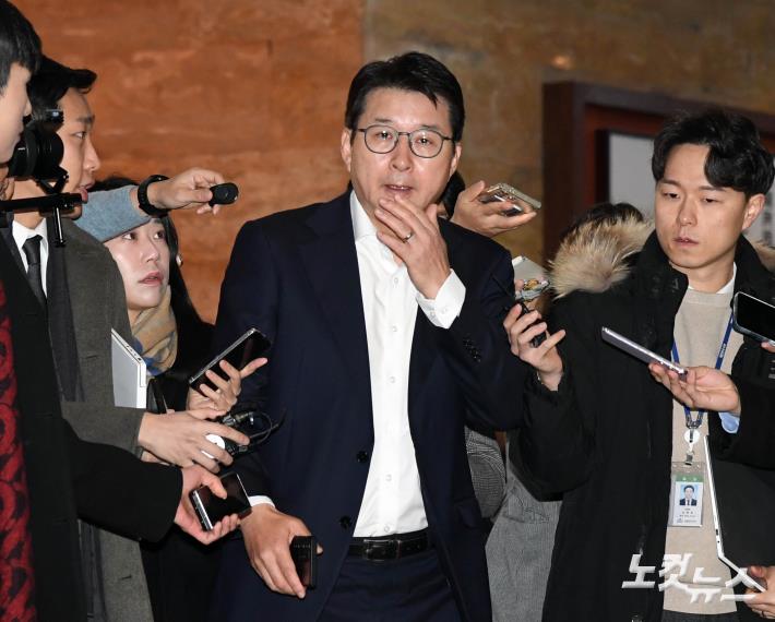 의총 향하는 신동욱