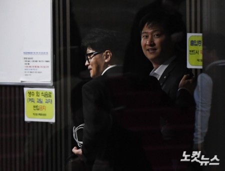 우재준 어깨 토닥이는 한동훈