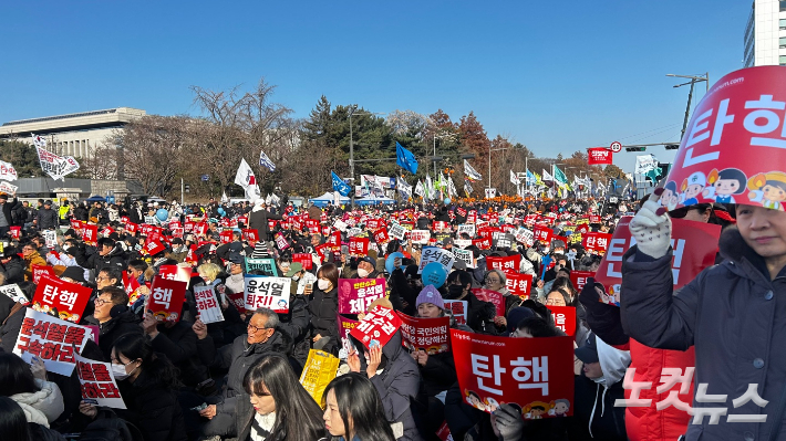 14일 서울 여의도 국회의사당역 일대를 메운 시민들이 '윤석열 퇴진'을 외치고 있다. 박인 기자