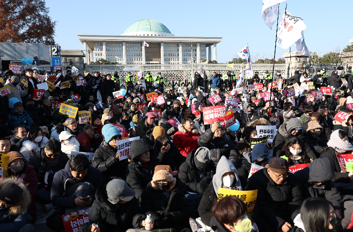  윤석열 대통령에 대한 두 번째 탄핵소추안 국회 표결일인 14일 서울 여의도 국회 앞에서 '윤석열 즉각 퇴진·사회대개혁 비상행동' 주최로 열린 촛불집회에 수많은 시민이 모여 있다. 연합뉴스