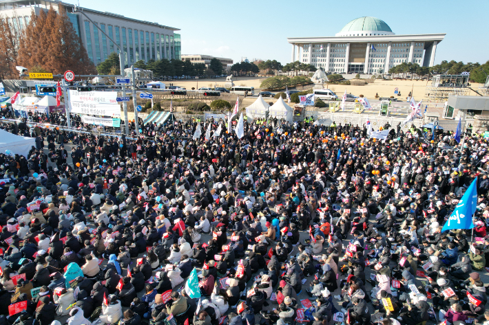 윤석열 대통령에 대한 두 번째 탄핵소추안 국회 표결일인 14일 서울 여의도 국회 앞에서 '윤석열 즉각 퇴진·사회대개혁 비상행동' 주최로 열린 촛불집회에 수많은 시민이 모여 있다. 연합뉴스