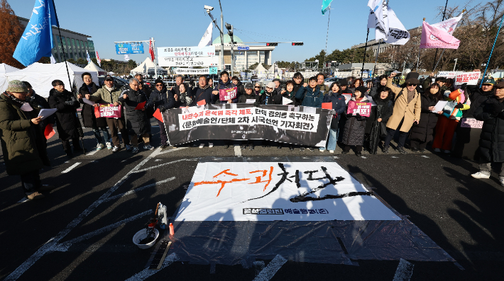  14일 서울 여의도 국회 앞에서 윤석열 대통령 탄핵 결의를 촉구하는 문화예술인과 단체 2차 시국선언에서 참가자들이 구호를 외치고 있다. 연합뉴스 