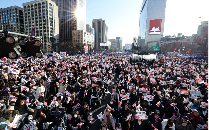 14일 오후 서울 종로구 동화면세점 앞에서 보수성향 단체인 대한민국바로세우기국민운동본부(대국본) 주최로 열린 '자유 대한민국 수호 국민혁명대회'에서 참석자들이 탄핵 반대 구호를 외치고 있다. 연합뉴스