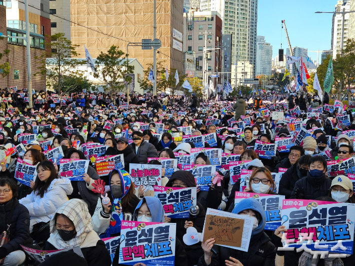 윤석열 대통령에 대한 2차 탄핵소추안 표결이 진행되는 14일 부산 부산진구 전포동 일대에 1만 명이 넘는 시민이 모여 정권 퇴진을 촉구하고 있다. 김혜민 기자