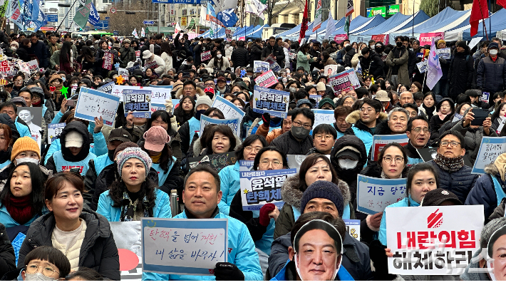 광주 140여 개 시민단체로 구성된 윤석열 정권 즉각 퇴진·사회대개혁 광주비상행동은 14일 오후 3시 30분 광주 동구 금남로 일대에서 광주시민 제6차 총궐기대회를 개최했다. 김한영 기자 