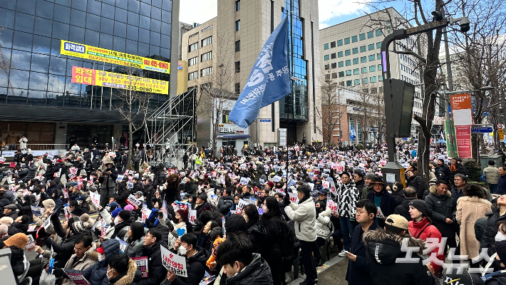 광주 140여 개 시민단체로 구성된 윤석열 정권 즉각 퇴진·사회대개혁 광주비상행동은 14일 오후 3시 30분 광주 동구 금남로 일대에서 광주시민 제6차 총궐기대회를 개최했다. 김한영 기자 