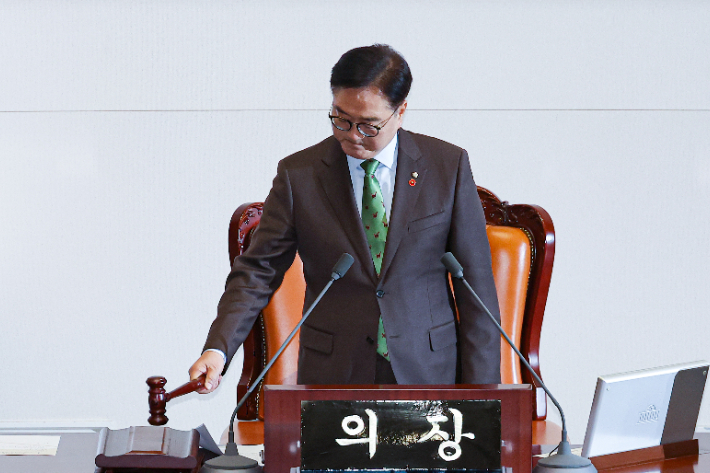 우원식 국회의장이 14일 오후 국회 본회의에서 윤석열 대통령 탄핵소추안을 상정하고 있다. 연합뉴스