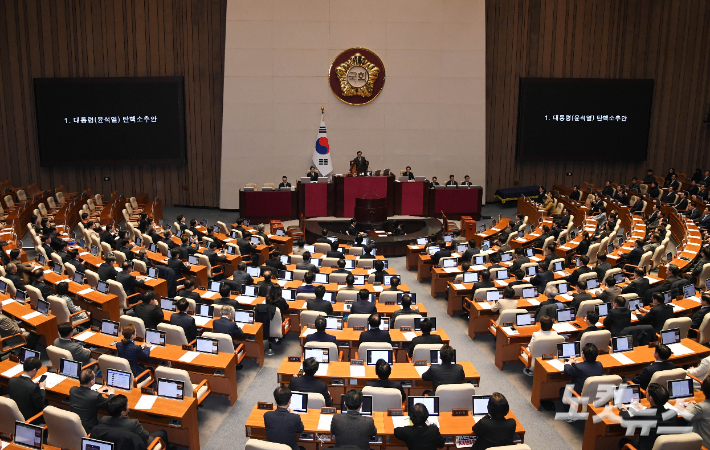 [속보]윤석열 탄핵안, 찬성 204명으로 가결