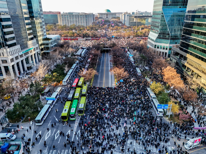 14일 오후 서울 영등포구 여의도 국회 일대에 열린 윤석열 대통령 탄핵 촉구 집회에 참석하기 위해 시민들이 국회 쪽으로 이동하는 모습. 연합뉴스