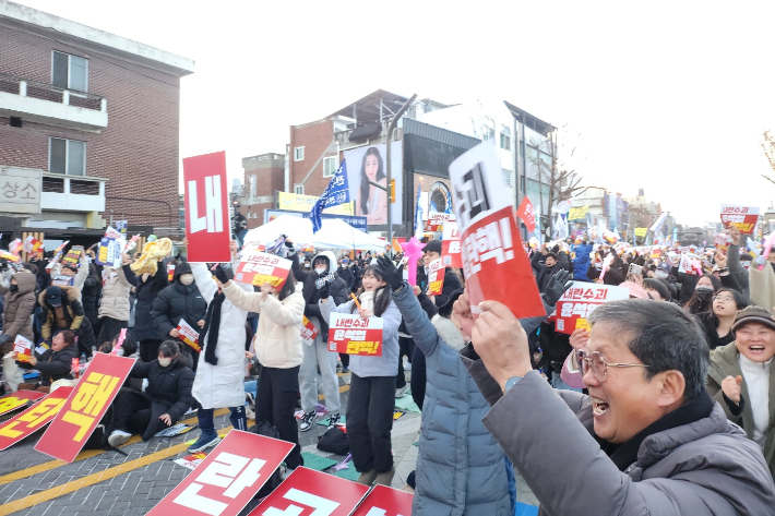 14일 오후 전북 전주 충경로 객사 앞 도로, '윤석열 퇴진 1만 전북도민대회' 참가자들은 윤석열 탄핵안 가결 소식에 환호하고 있다. 소민정 PD