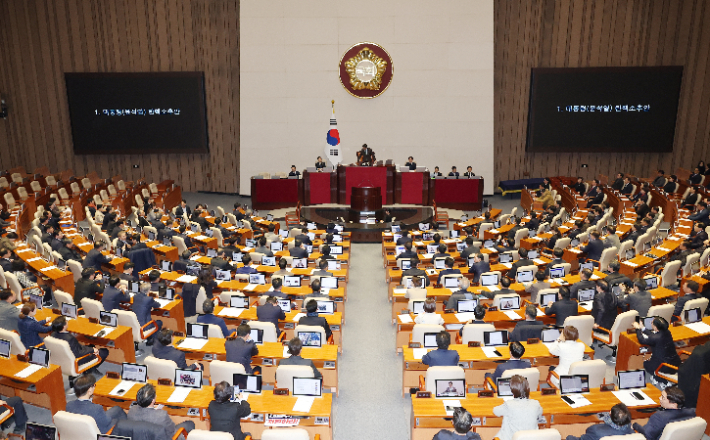 우원식 국회의장이 14일 오후 국회 본회의에서 윤석열 대통령 탄핵소추안 가결을 선포하고 있다. 연합뉴스