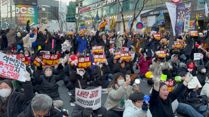 윤석열 대통령의 탄핵안이 국회 본회의에서 통과되자 대전 은하수네거리에 모인 시민들이 기뻐하고 있다. 김미성 기자